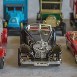 /img/46023-oversized-diecast-cars.webp