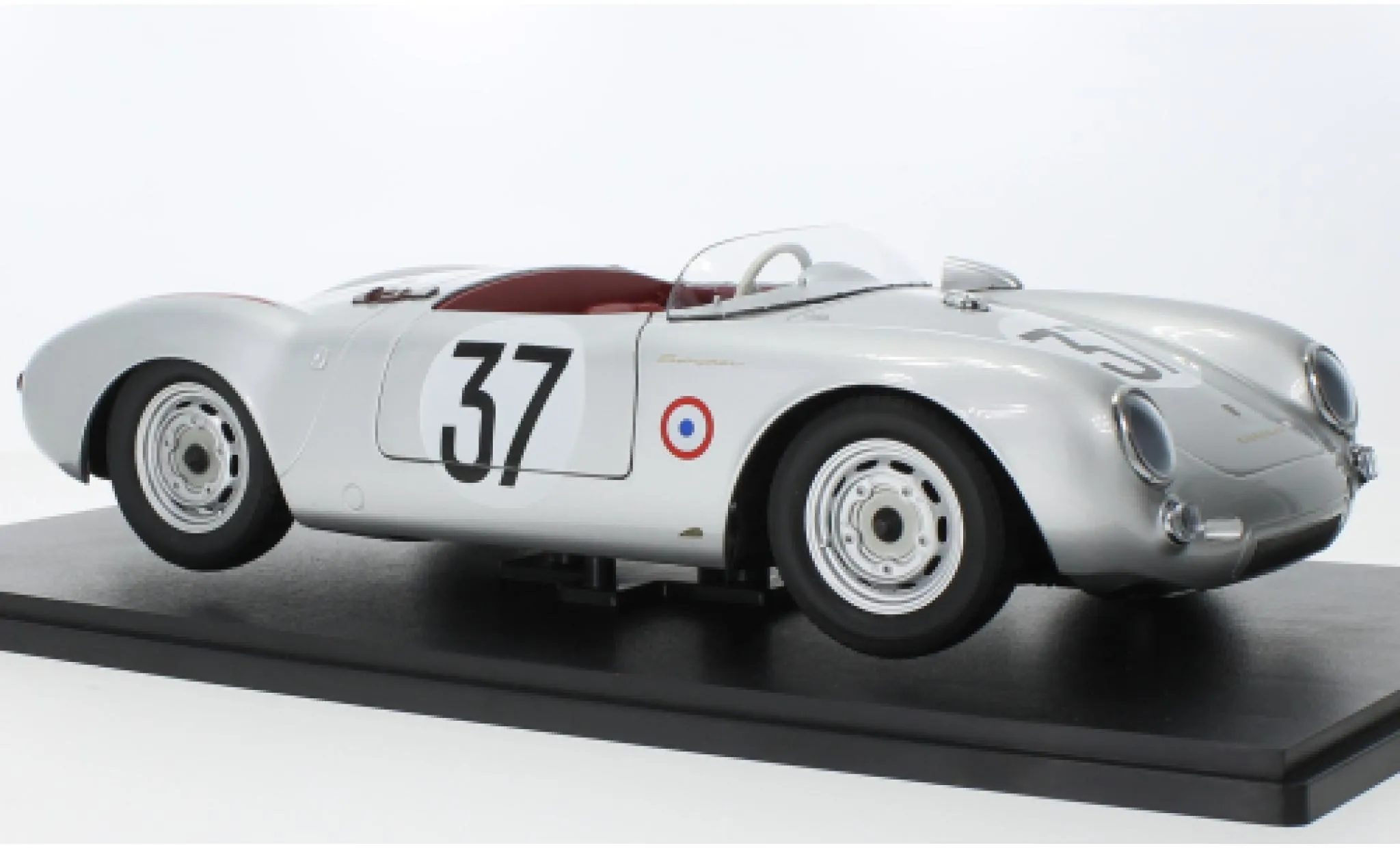 /img/46196-porsche-550-diecast-detail.webp