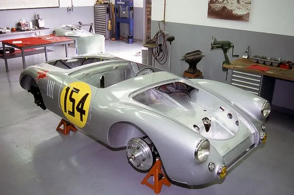 46196 porsche 550 diecast engine