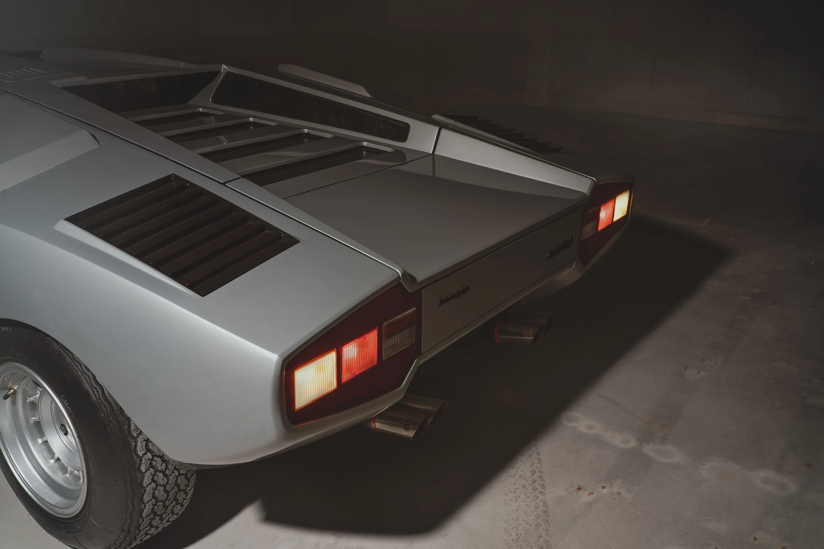 /img/46199-lamborghini-countach-lp400-diecast-store.webp
